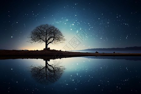 星空下湖水和树木倒影背景图片