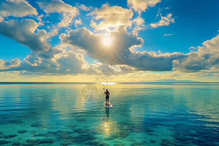 站在水中的人一个人站在绿松石海洋中的桨板上背景