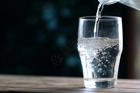杯子里的凉水背景图片