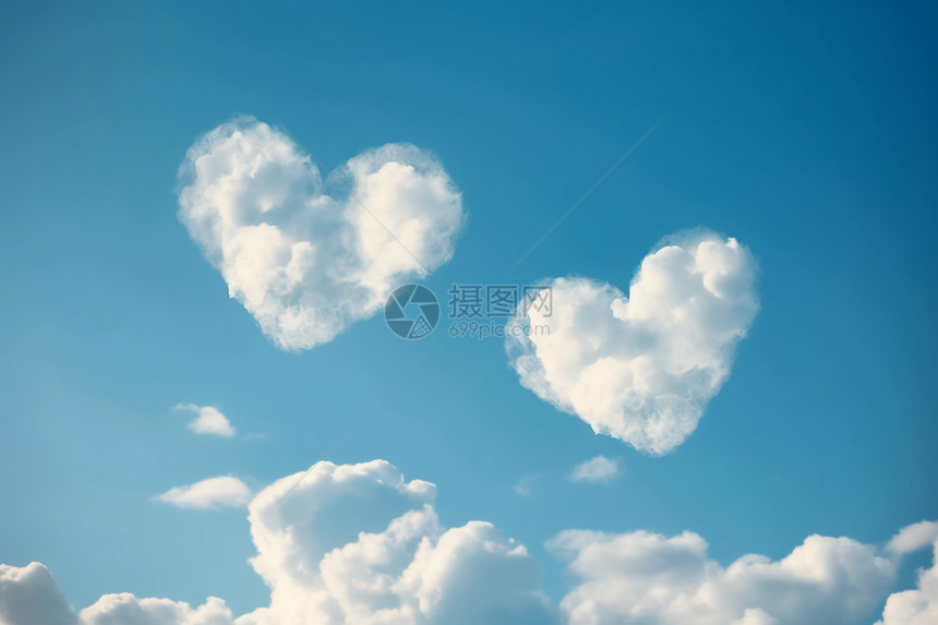 两朵爱心形云朵在蓝天中飞翔图片