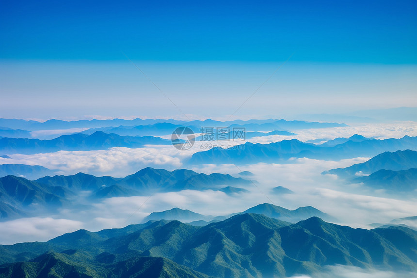 俯瞰云海和山脉图片