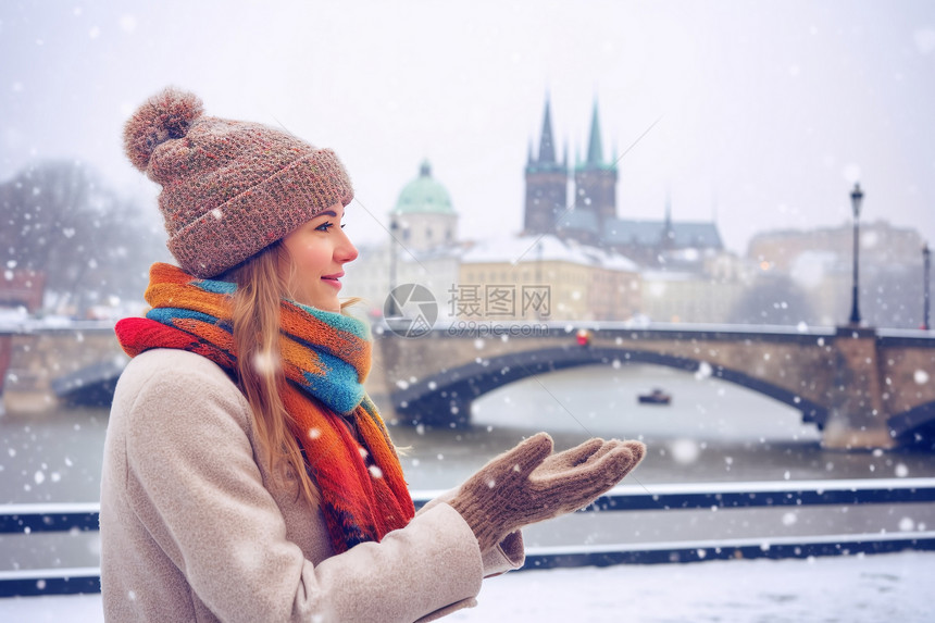 冬季赏雪的女性图片