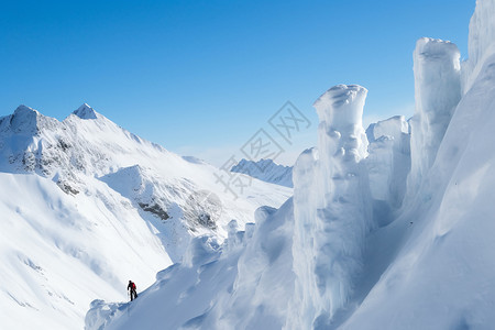 男人在雪山步行图片