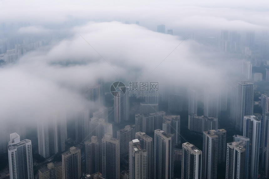 迷雾笼罩的城市建筑图片
