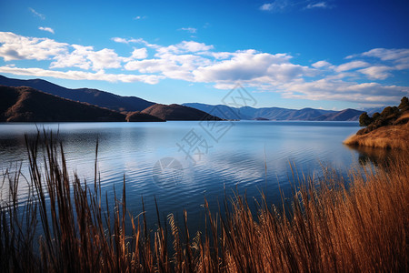 蓝天湖泊远山图片
