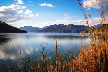 山峦下的湖泊背景图片