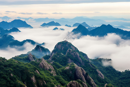 云雾笼罩的山峦图片