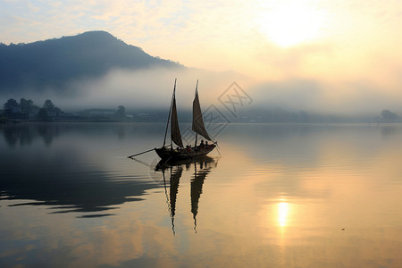 夕阳下的小船图片