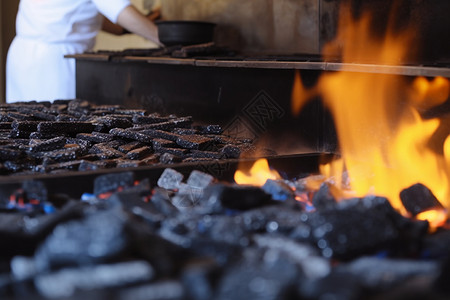 烧烤器中的煤炭高清图片