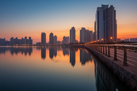 傍晚时分的沿海城市景观图片