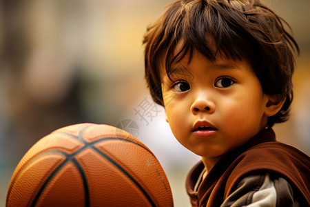 抱着篮球的小男孩背景图片