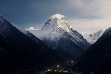 冬季雪山中的自然景观图片