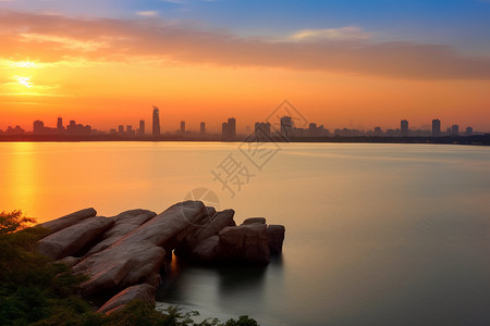 城中湖的日落景观背景图片