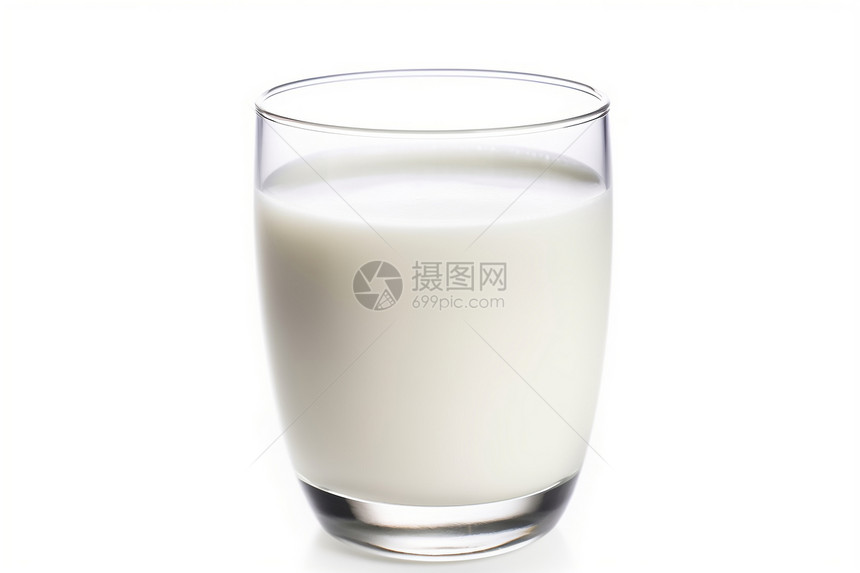白色背景上的牛奶杯图片