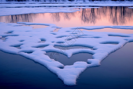 日落时冰冻的河水图片