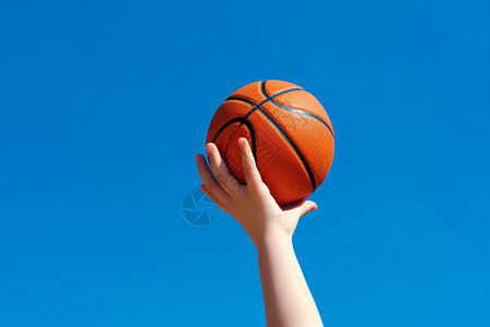 儿童小手儿童在蓝天下抓住篮球背景
