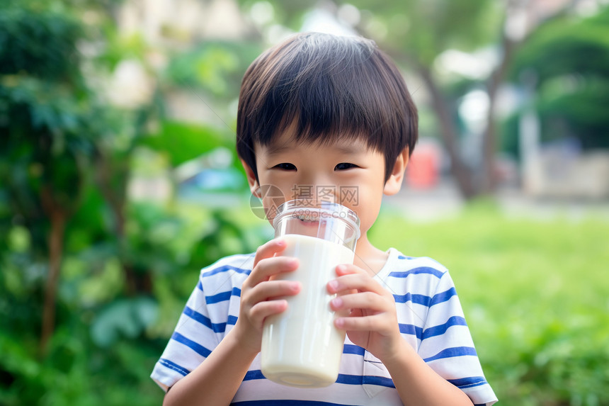 小男孩在室外喝牛奶图片