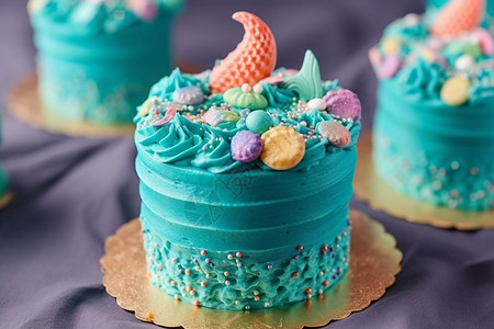 饼干摆盘美味的蓝色蛋糕设计图片