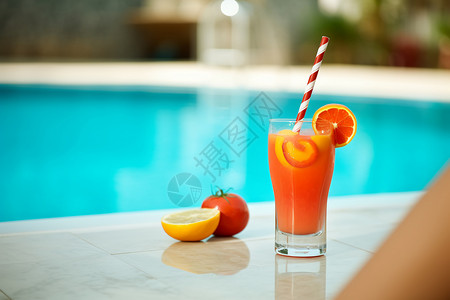 泳池边的果汁图片