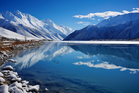 雪山景色山脉下冰冷的湖泊设计图片