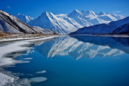雪后大山蓝色的湖泊和美丽的白雪设计图片