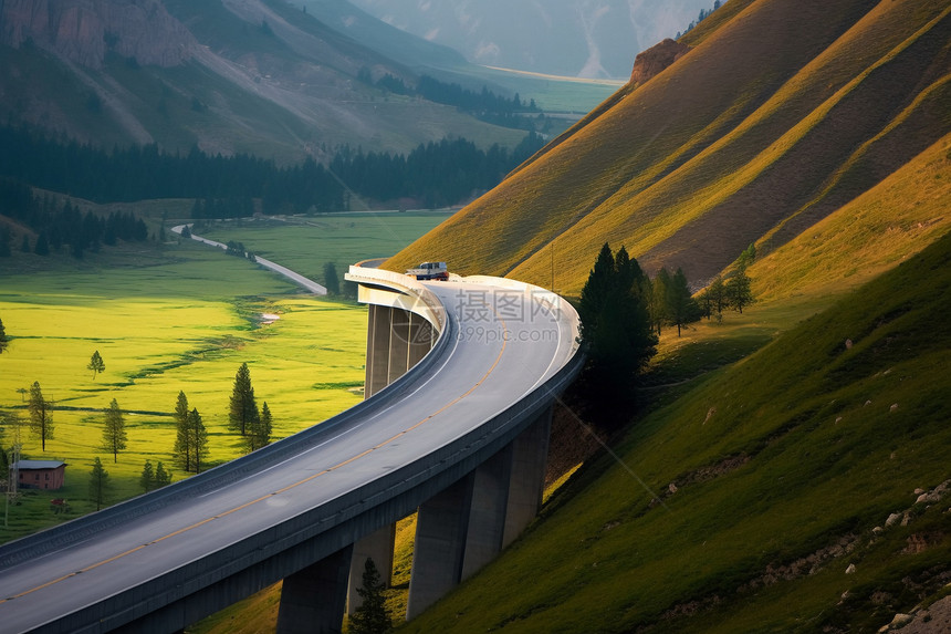 大山里的公路图片