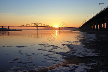 夕阳河滩夕阳下的河面背景