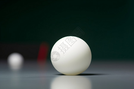 黑色场景上的乒乓球图片