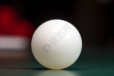 球场上的白色乒乓球背景图片