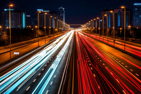 夜晚灯火通明的高速公路图片