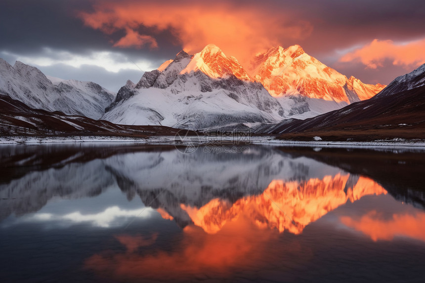 雪山下的湖泊图片