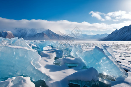 湖泊旁山上的冰丘高清图片