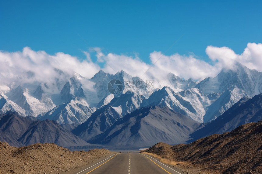 雪山前的公路图片