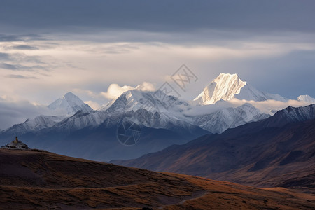 藏族地区远处的雪山背景