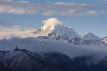 藏族地区雾气环绕着山脉背景