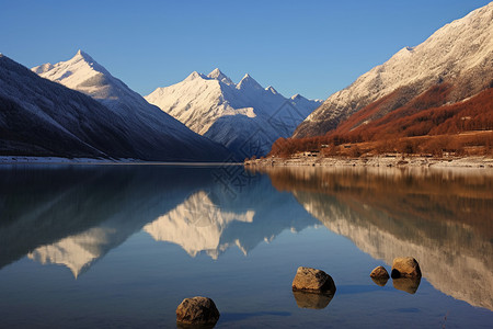 冬天雪白的山峰图片