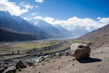 草原美丽的风景和岩石图片