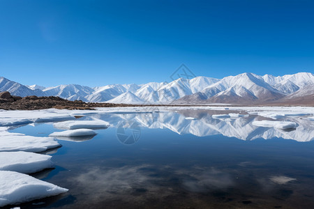 冬季的美丽雪山图片