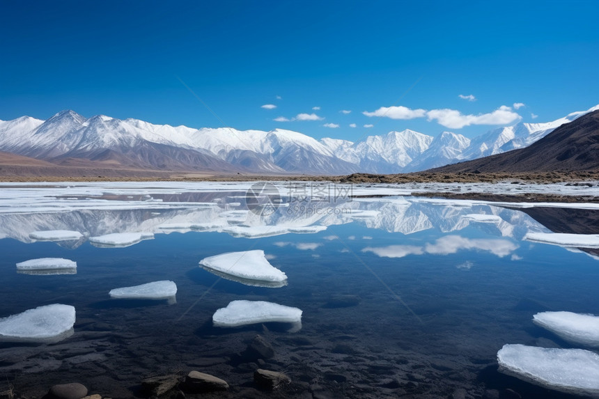 天空下的雪山冰面图片