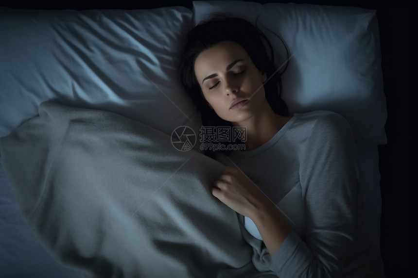 床上休息睡觉的女人图片