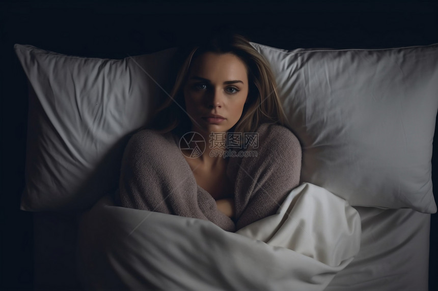卧室焦虑的女人图片
