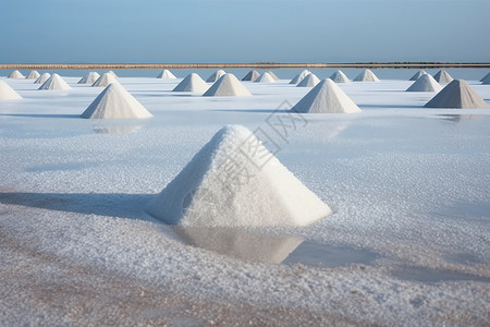 海洋盐场的盐场堆高清图片