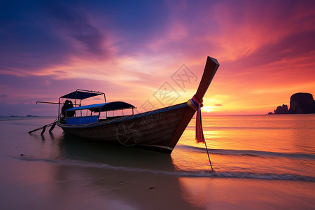 日落海滩上的小船图片