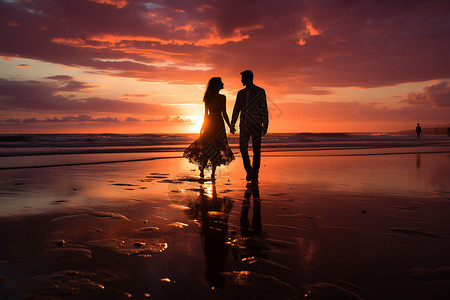 夫妇在落日海滩梦幻般的背影高清图片