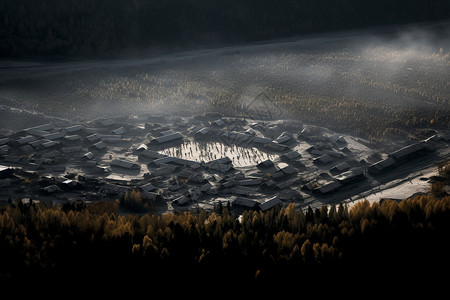 云雾里的小村庄树林围绕的村落设计图片