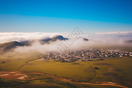 山区房屋半空中的云层背景