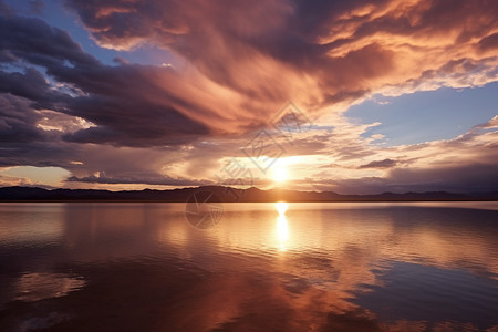 日落映射在湖面背景
