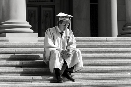 坐在台阶上的毕业生图片