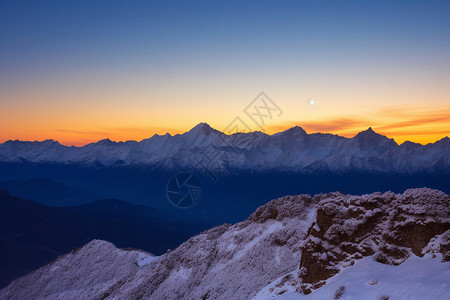 梅里雪山的美丽景观背景图片