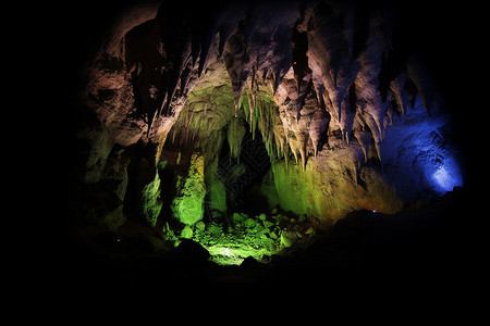岩洞的自然景观图片